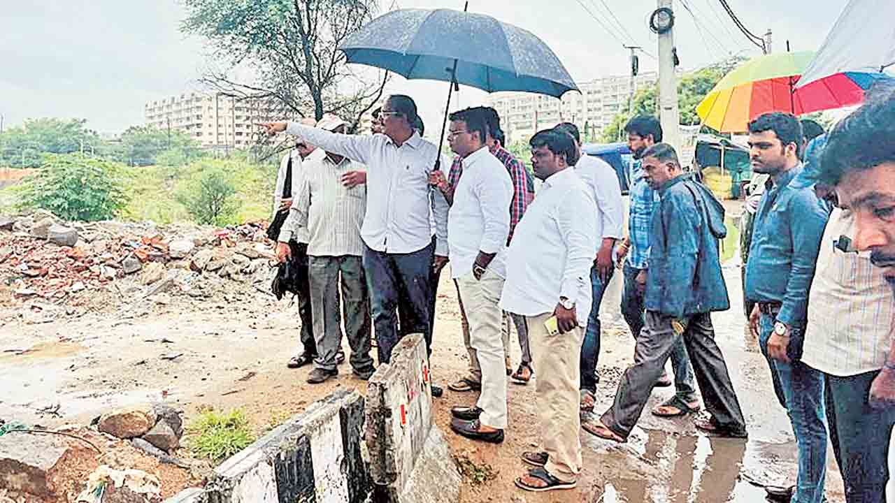 అధికారయంత్రాంగం అప్రమత్తంగా ఉండాలి