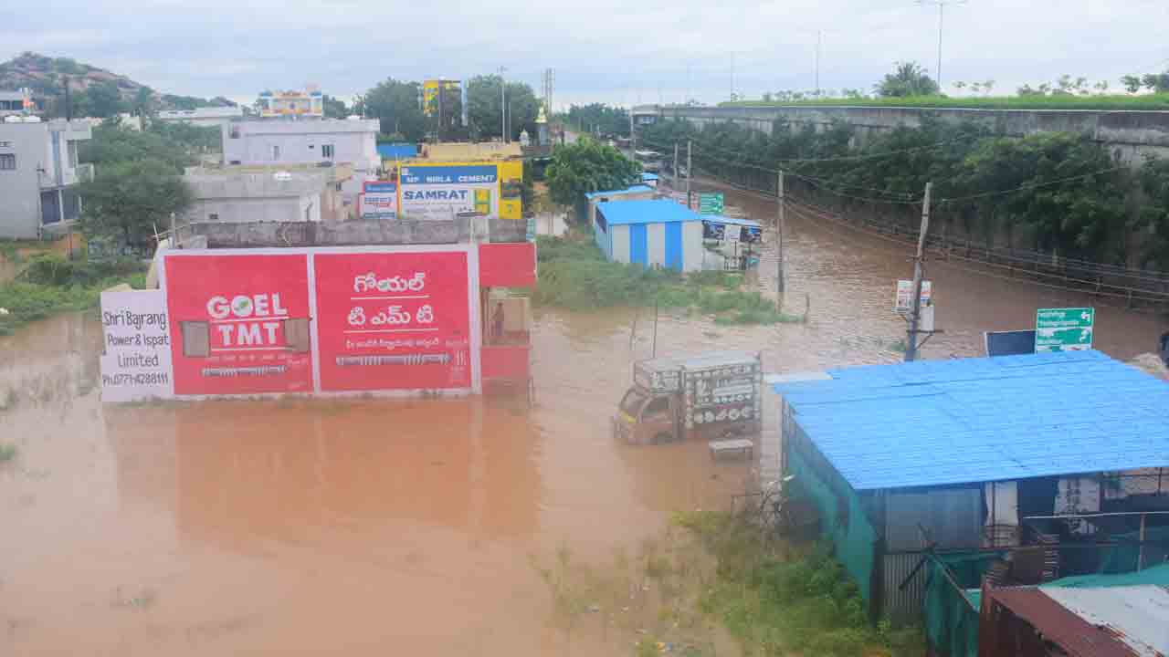 వానకు వెరువక.. వరదకు బెదురక !