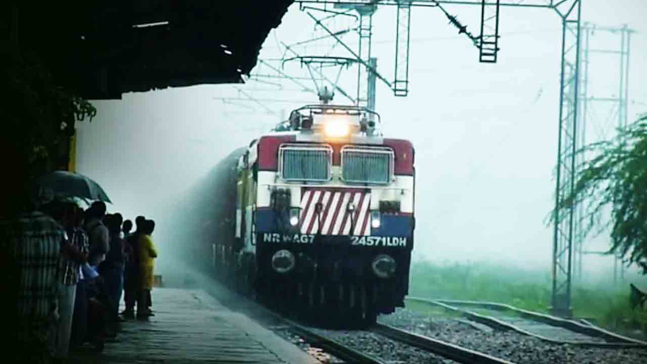 వర్షాలతో పలు రైళ్ల రద్దు