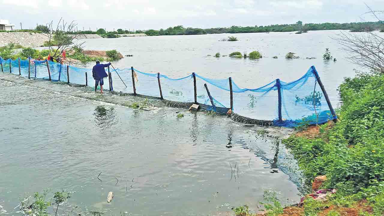 అలుగుపారుతున్న చెరువులు