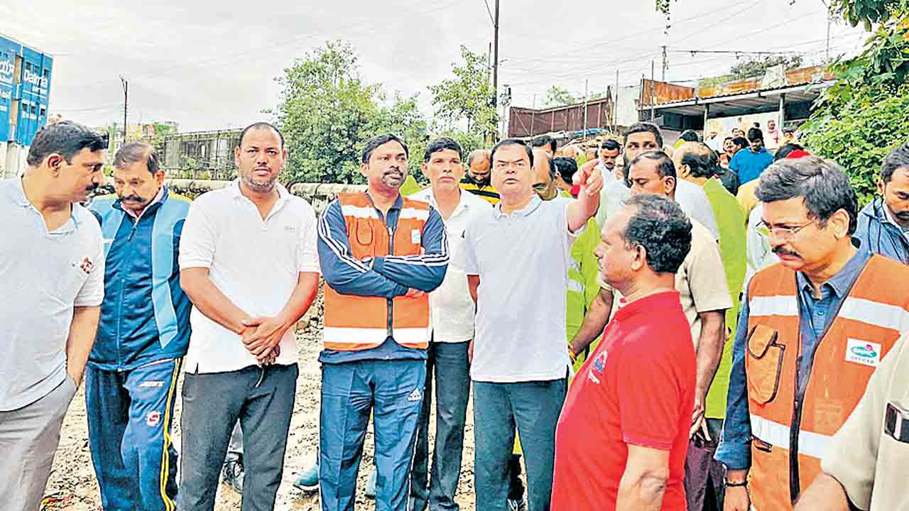 అభివృద్ధి పనులను సకాలంలో పూర్తి చేయాలి