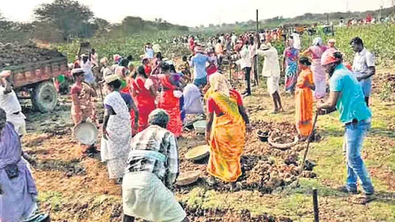 MGNREGS |  కేంద్రం వివక్షతో తెలంగాణలో నష్టపోతున్న ఉపాధి హామీ కూలీలు.. మూడు నెలల్లోనే ముగిసిన పనిదినాలు