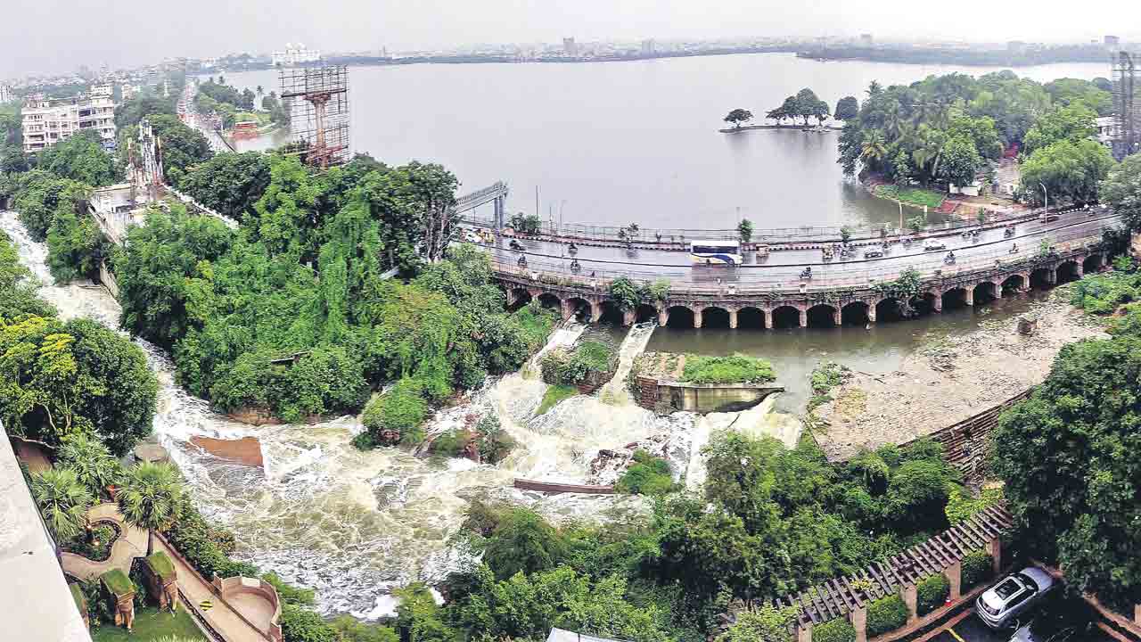 పరవళ్లు తొక్కుతున్న మూసీ