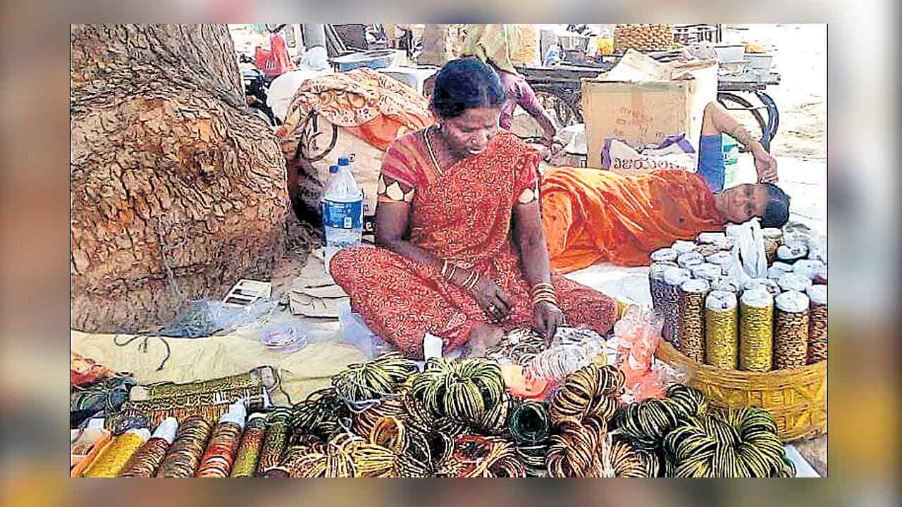 పూసల గంప నవ్వింది