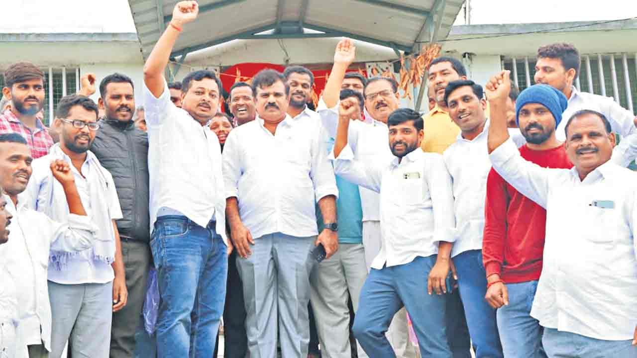 కర్షకులు కదం తొక్కాలి