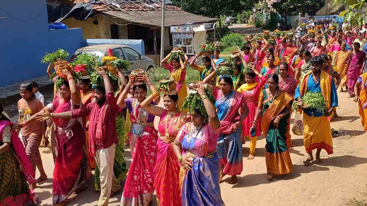 అమ్మా దండమో.. తల్లీ బోనమో..!