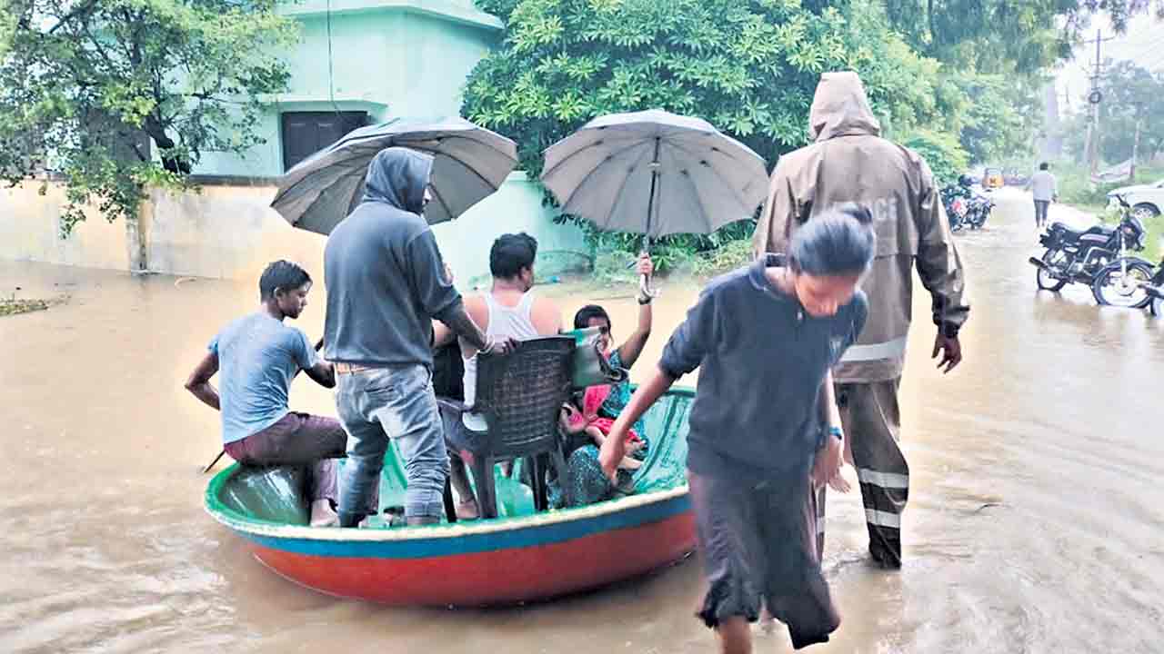 ఎఫ్‌టీఎల్‌లో ఇండ్ల నిర్మాణం..ముంచెత్తిన చెరువు