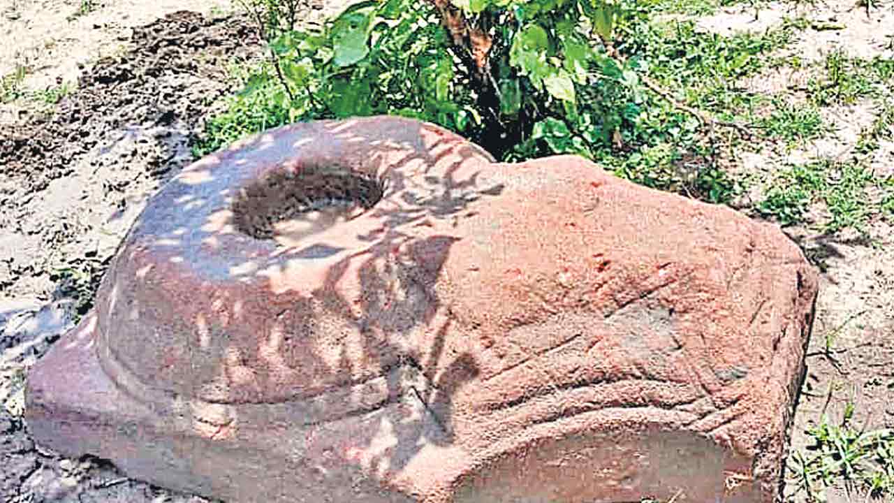 మట్టి తవ్వకాల్లో పానపట్టం లభ్యం