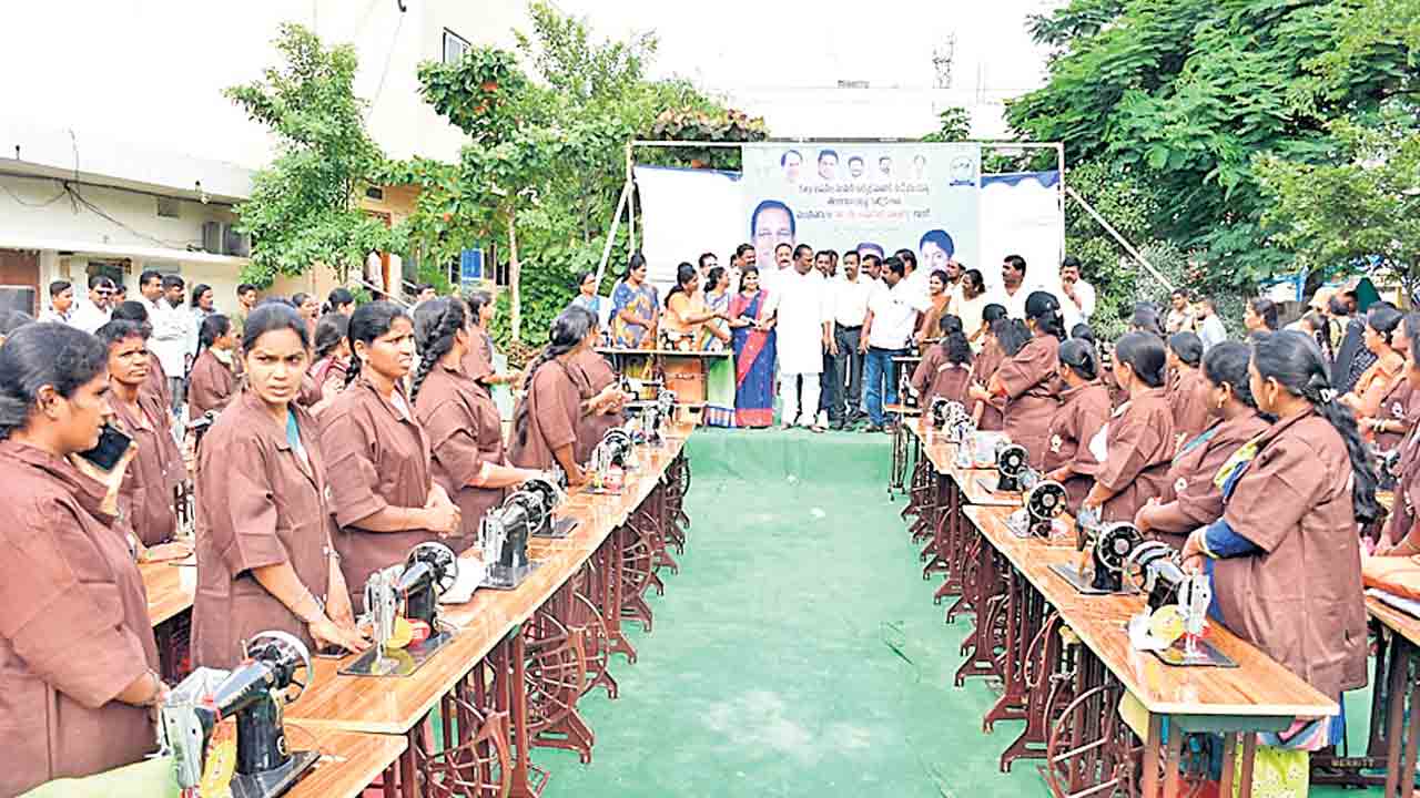 ఉపాధిలో తెలంగాణ దేశానికే రోల్‌ మోడల్‌