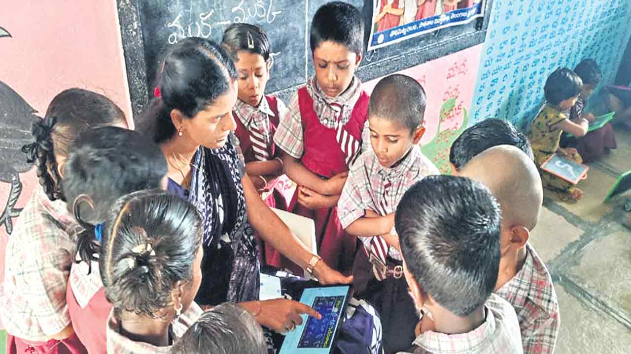 ప్రభుత్వ బడిలో ట్యాబ్‌తో పాఠాలు