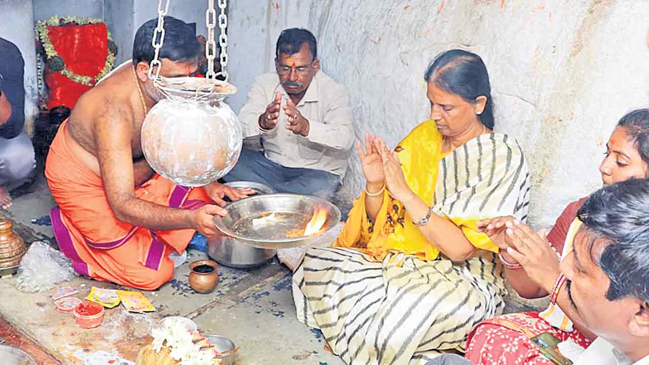 ఆలయాల అభివృద్ధికి పెద్ద పీట