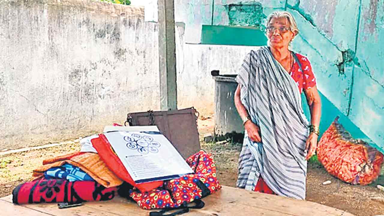 Tragedy | ఇల్లు లాక్కొని కన్నతల్లిని బయటకు గెంటేసిన కొడుకులు.. కరీంనగర్ జిల్లాలో దారుణం