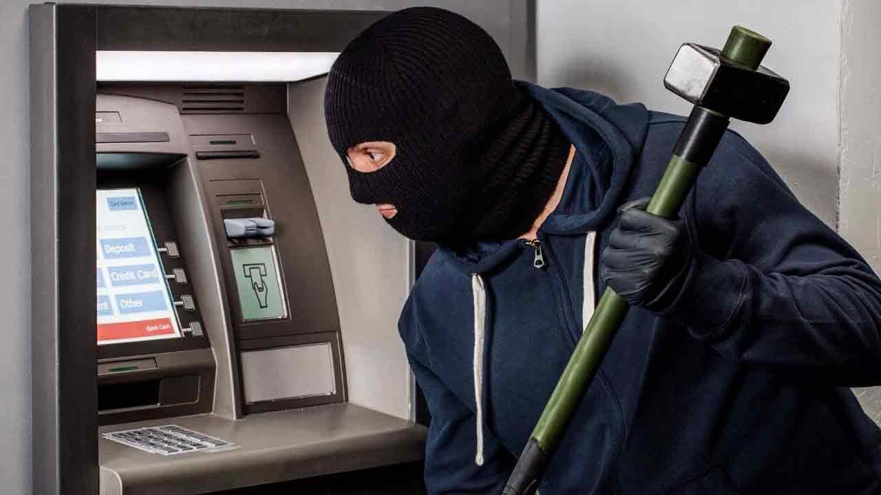 Hyderabad | ఏటీఎం కేంద్రంలో దోపిడీ.. యువకుడిపై పెప్పర్‌ స్ప్రే కొట్టి 7 లక్షలు చోరీ