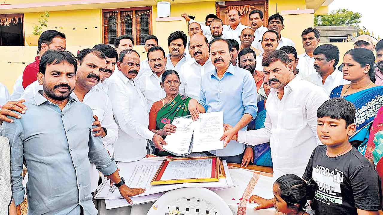 అమరుడు యాదిరెడ్డి కుటుంబానికి బాసట