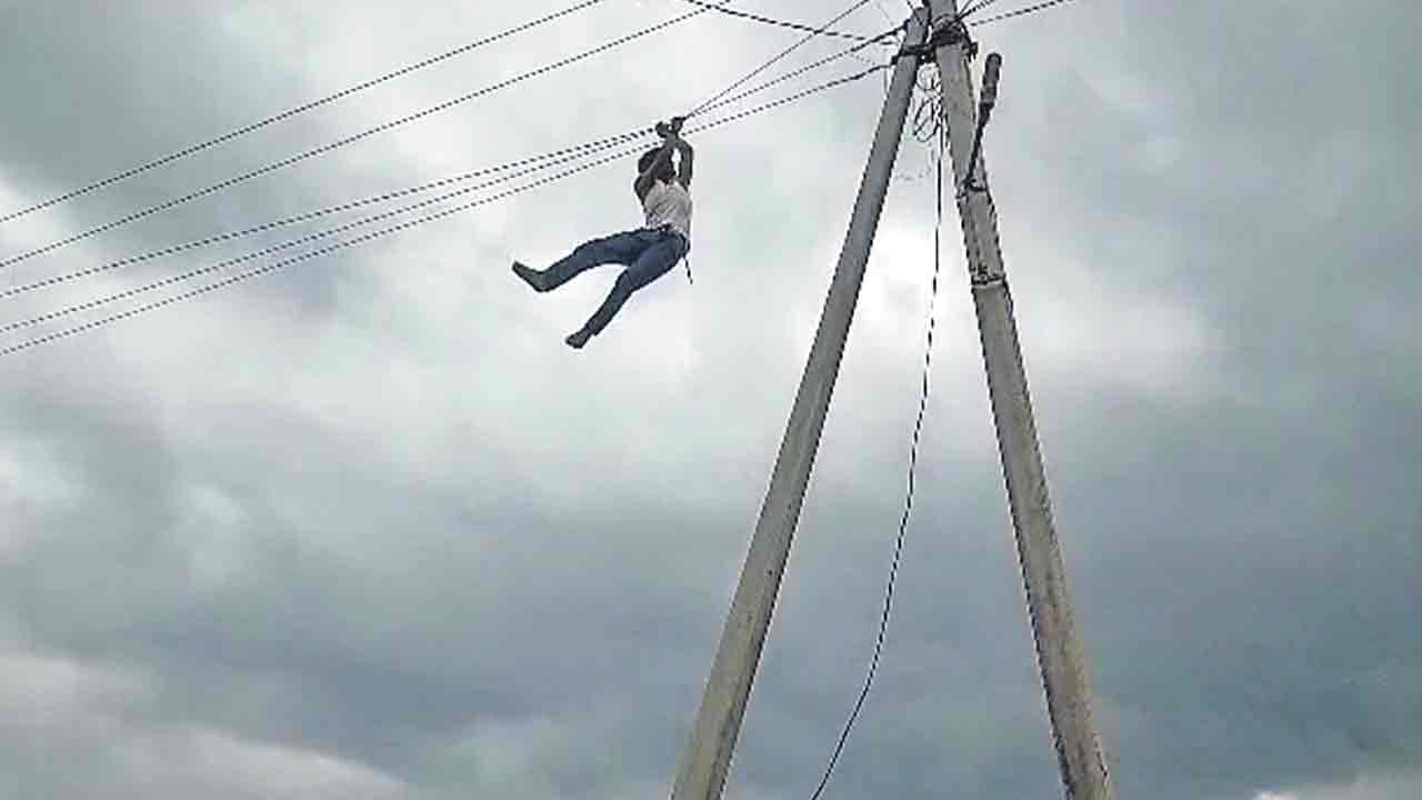 Adilabad |  మద్యం మత్తు.. భార్యతో గొడవ పడి చస్తానంటూ స్తంభం ఎక్కి విద్యుత్తు తీగలను పట్టుకొని వేలాడాడు..