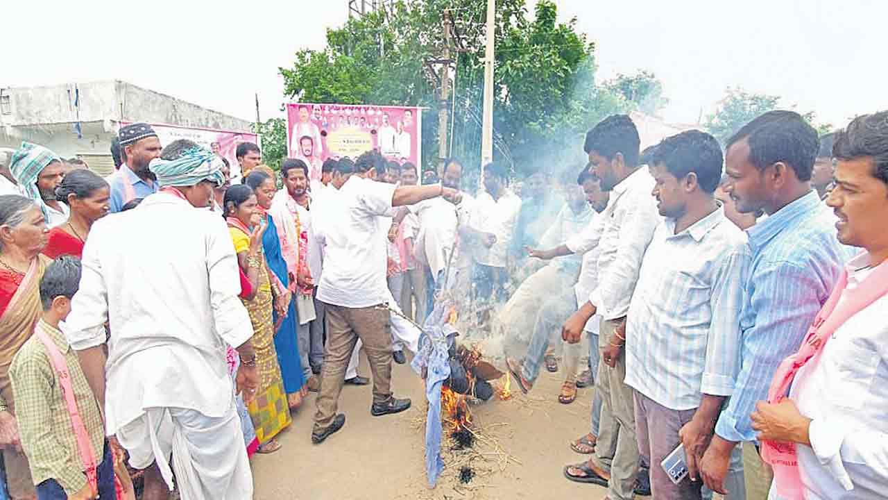 కాంగ్రెస్‌ కోతలపై రైతులు కన్నెర్ర