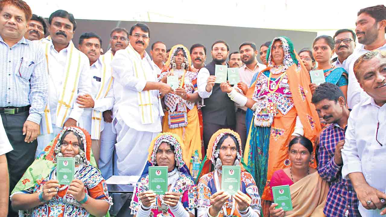 రికార్డుస్థాయిలో పోడుపట్టాల పంపిణీ