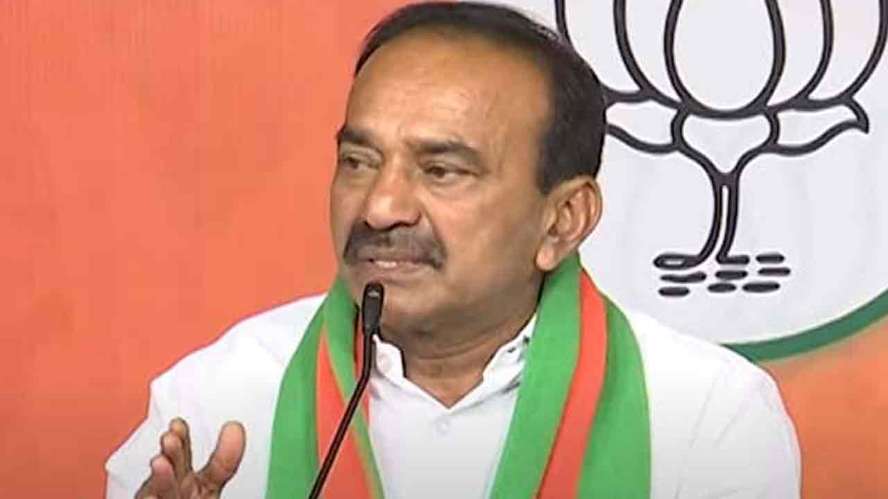 Etela Rajender |  చలి కాచుకుంటున్న ఈటల.. బీజేపీలో రాజేందర్ ముసలం.. వర్గాలుగా విడిపోయి, కొట్టుకుంటున్న పార్టీ నేతలు