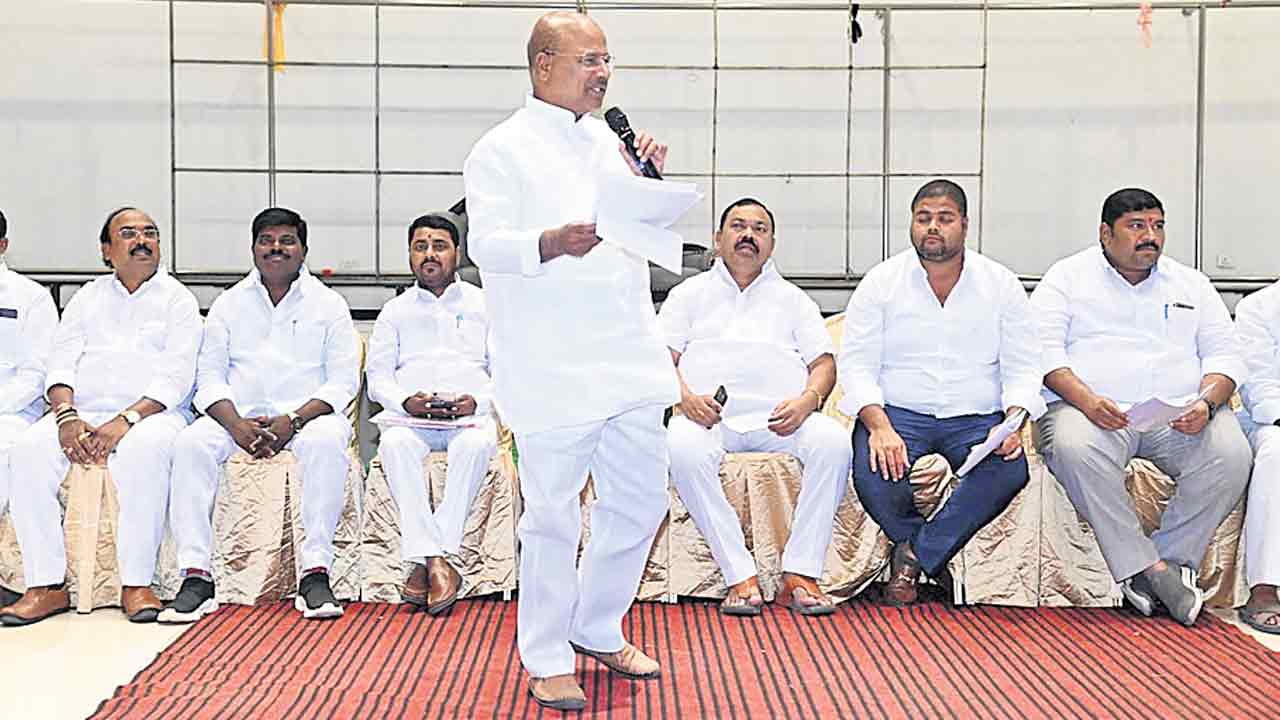 చర్చించే దమ్ములేకనే చౌకబారు విమర్శలు