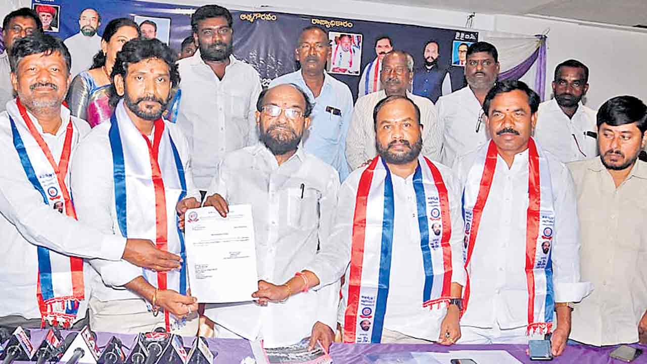 ప్రభుత్వ రంగ సంస్థల ప్రైవేటీకరణను మానుకోవాలి