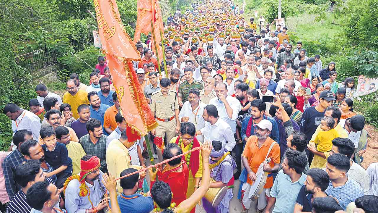 గాంధారి ఖిల్లా.. భక్త జనసంద్రం