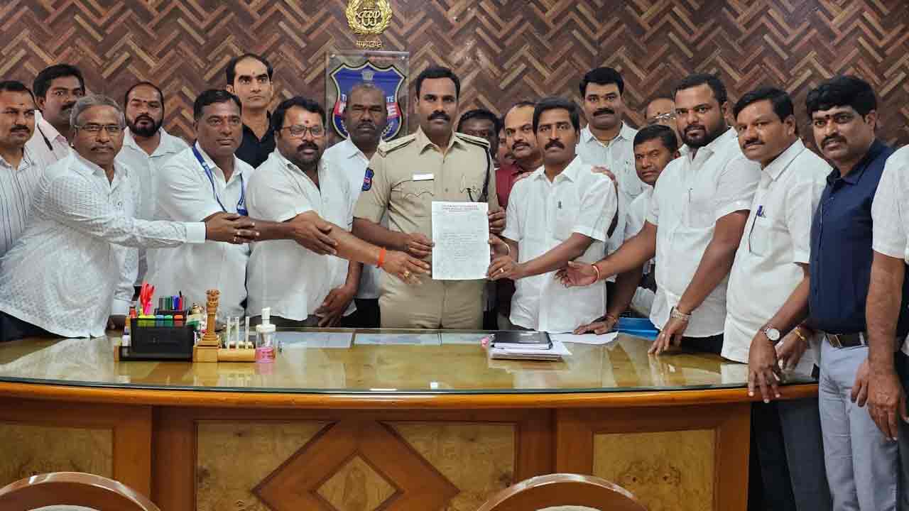 అనిరుధ్‌రెడ్డిని అరెస్టు చేయాలి