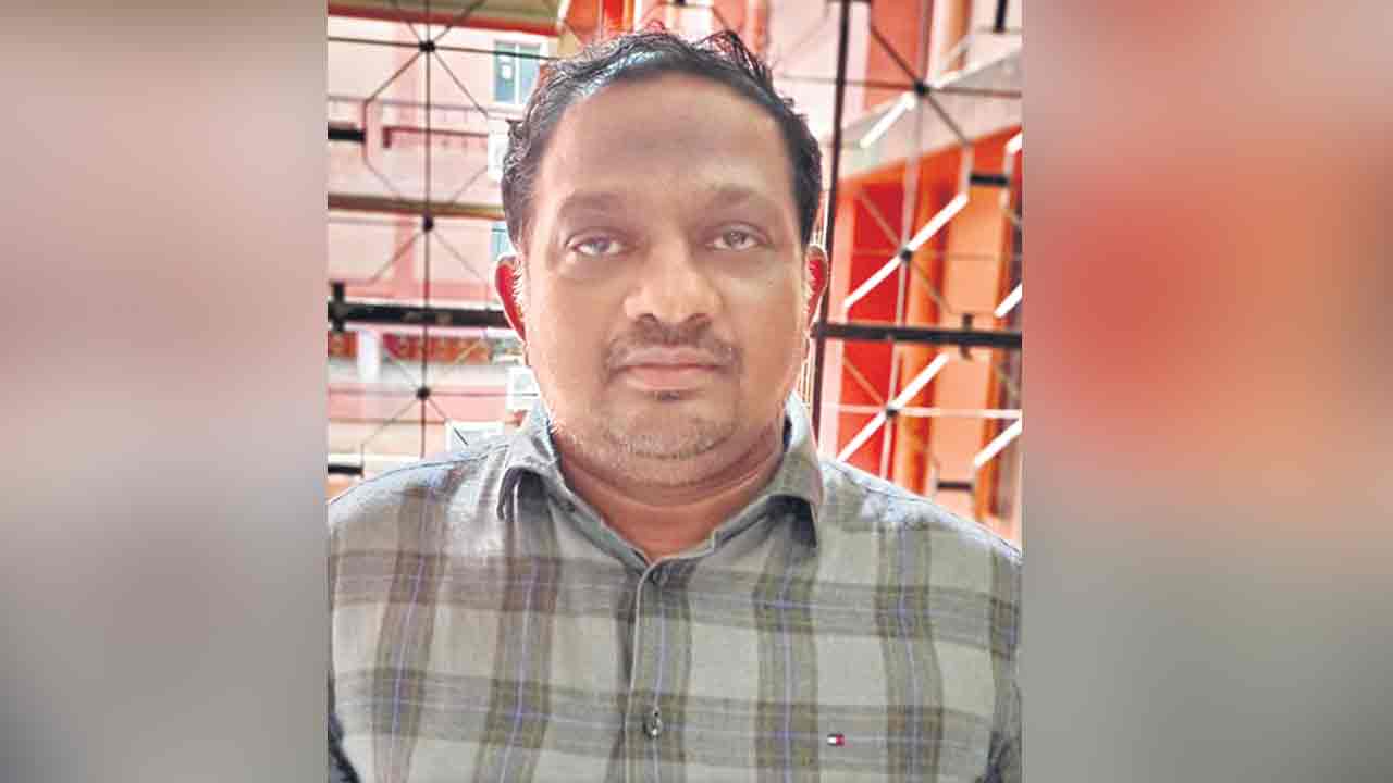 రూ.5 కోట్లు ఇవ్వాలంటూ..