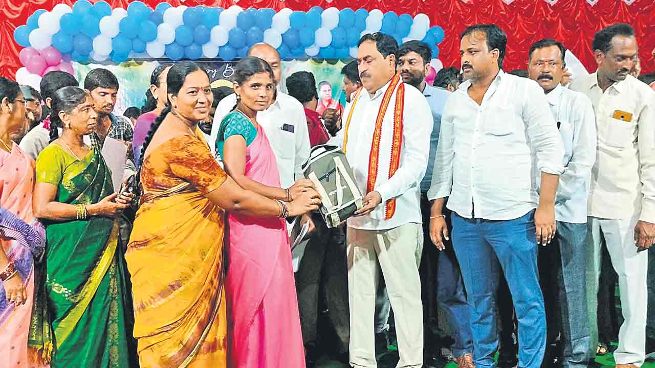 79 వేల ఉపాధి కూలీలకు టిఫిన్‌ బాక్స్‌లు