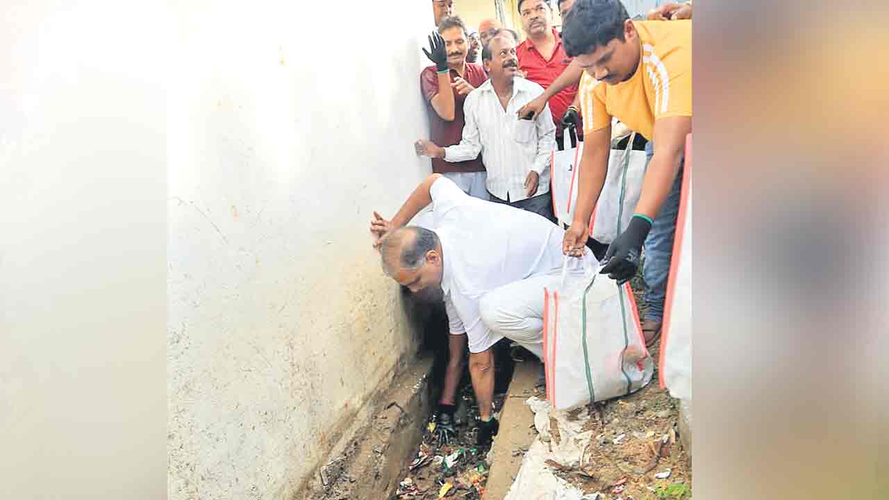 నడుస్తూ చెత్త ఏరేద్దాం..