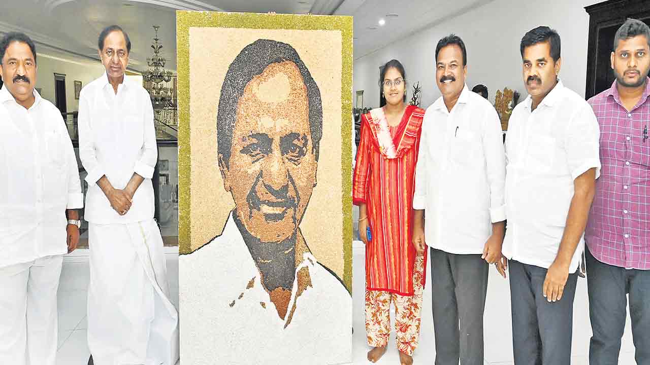 నవధాన్యాలతో కేసీఆర్‌ నిలువెత్తు చిత్రపటం