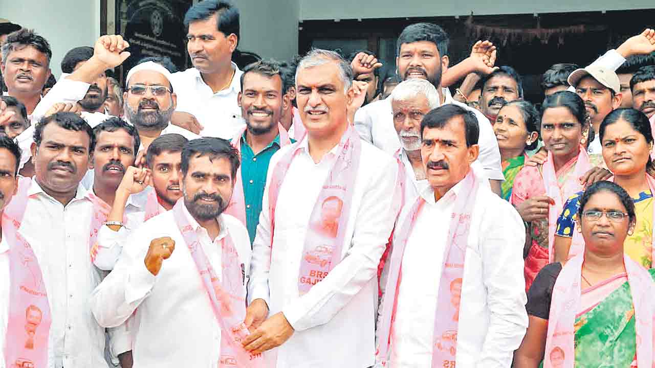 బీఆర్‌ఎస్‌లోకి కాంగ్రెస్‌, బీజేపీ నాయకులు