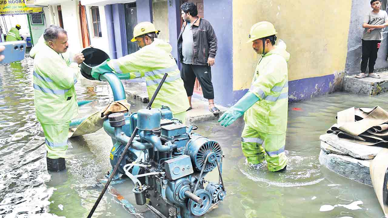 Hyderabad | భారీ వర్షాల కారణంగా ఇబ్బందులు పడుతున్నారా? ఈ నంబర్లకు కాల్‌ చేయండి