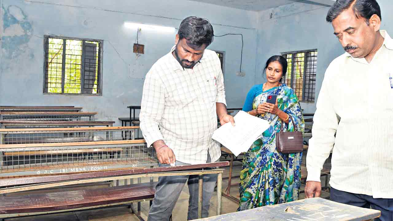 Group-4 exam |  నేడు గ్రూప్‌-4 పరీక్ష.. 15 నిమిషాల ముందే గేట్లు బంద్‌.. బూట్లు, బెల్ట్‌ లేకపోతేనే బెటర్‌