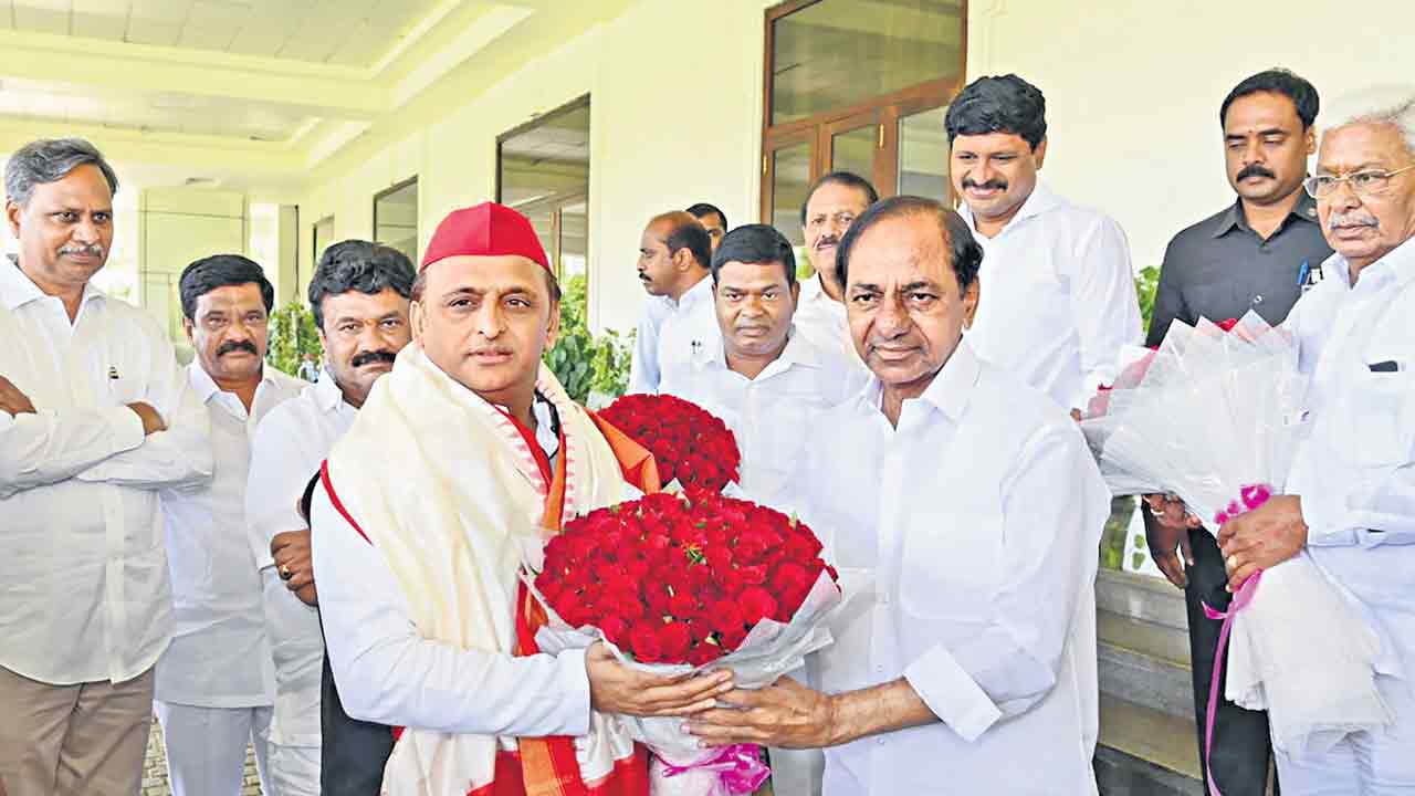 దేశ హితం కోసం బీజేపీని ఓడిద్దాం: సీఎం కేసీఆర్‌, ఎస్పీ చీఫ్‌ అఖిలేష్‌ యాదవ్‌