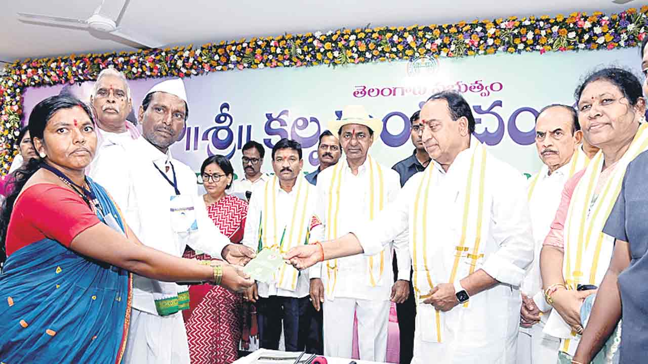 ‘పోడు’ రైతులకు ‘పట్టా’భిషేకం