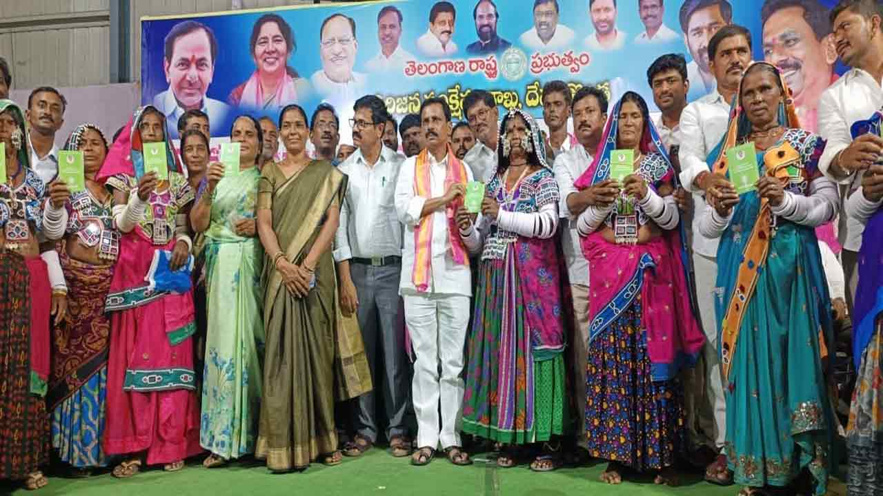 పోడు పట్టాల పంపిణీలో తెలంగాణ రోల్‌మోడల్‌