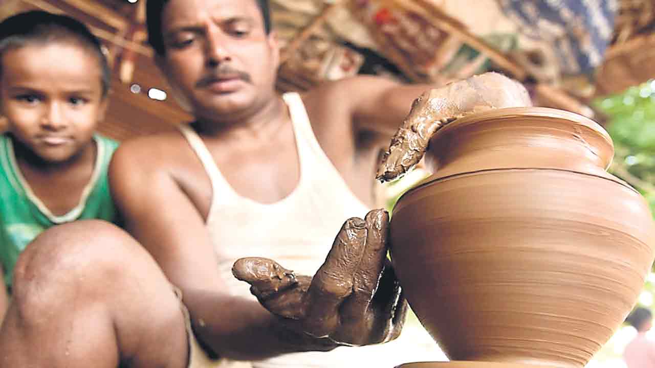 Telangana | బీసీ వృత్తిదారులకు లక్ష సాయం నేటినుంచే..