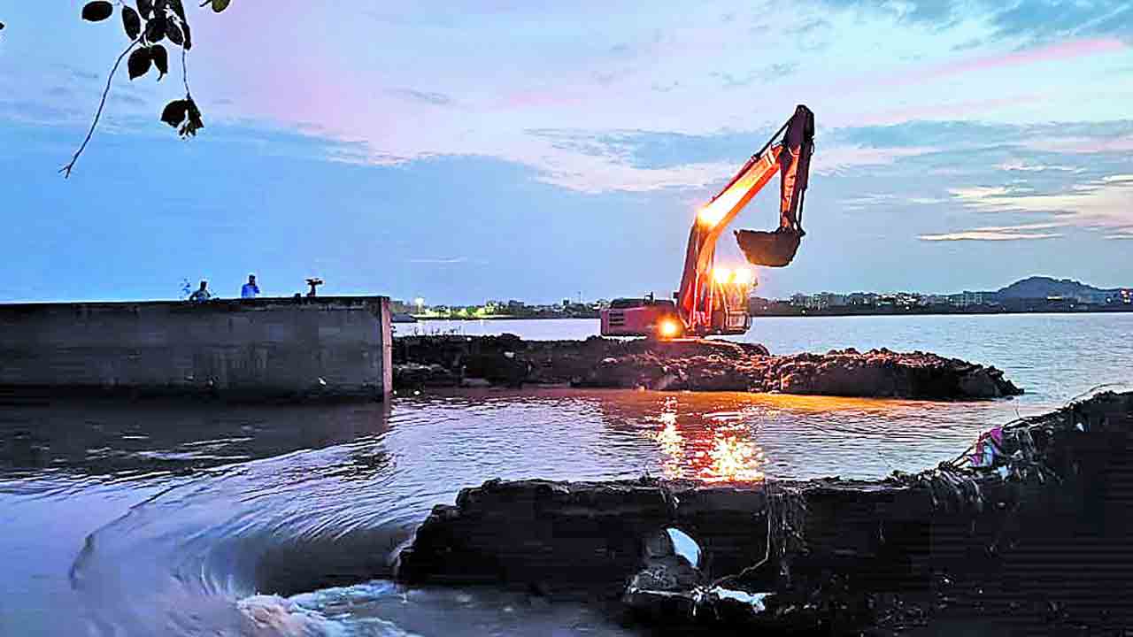 గండి పడిన గంటల్లోనే పూడ్చివేత