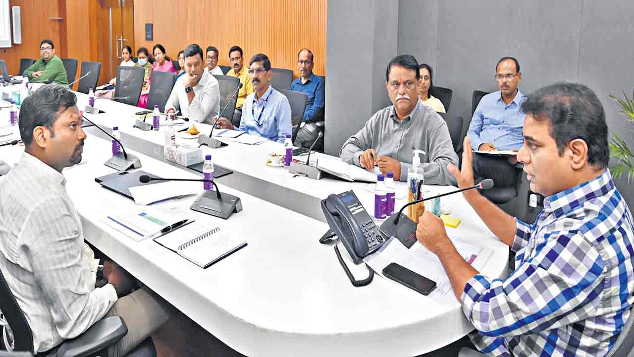 వర్షాలపై అప్రమత్తంగా ఉండండి : మంత్రి కేటీఆర్‌