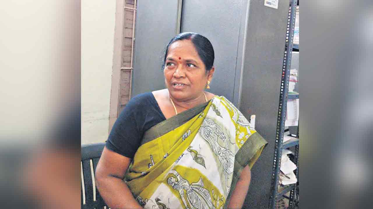 లంచం తీసుకుంటూ దొరికిన పీఆర్‌ ఏఈ