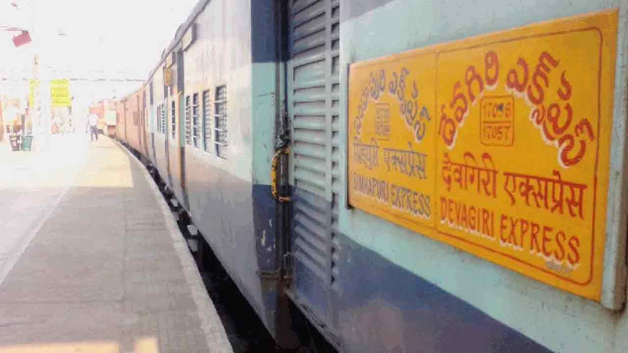 దేవగిరి ఎక్స్‌ప్రెస్‌కు తప్పిన పెను ప్రమాదం