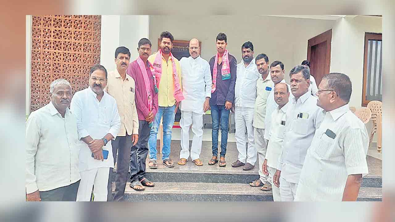 సంక్షేమ పథకాలకు ఆకర్షితులై బీఆర్‌ఎస్‌ పార్టీలోకి భారీగా చేరికలు