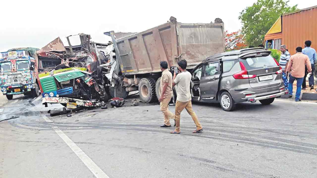 వేర్వేరు రోడ్డు ప్రమాదాల్లో పదిమంది దుర్మరణం