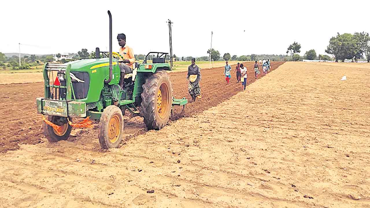 వికారాబాద్‌ జిల్లాలో వ్యవసాయ పనుల జోరు.. విత్తనాలు, ఎరువులను కొంటున్న రైతన్నలు
