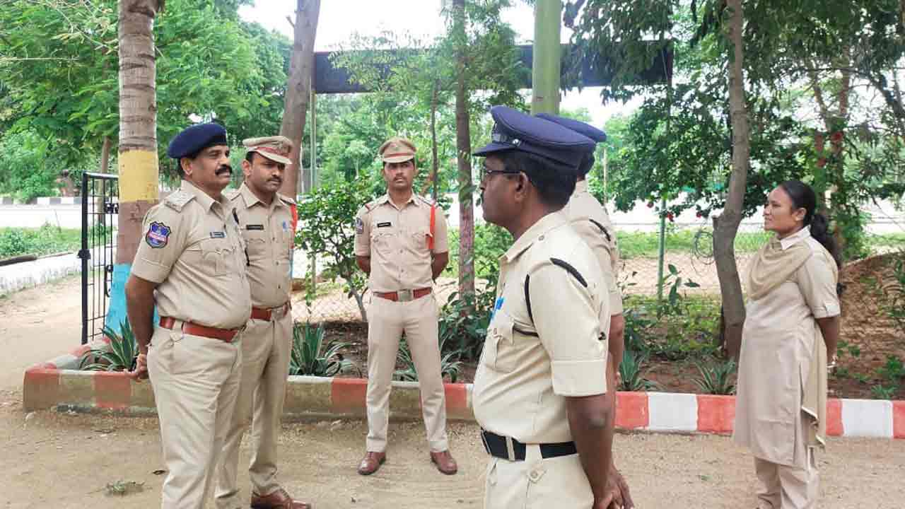 విధుల్లో అప్రమత్తంగా ఉండాలి