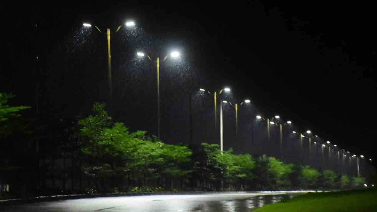 వర్షంలోనూ విద్యుత్ వెతుగులు