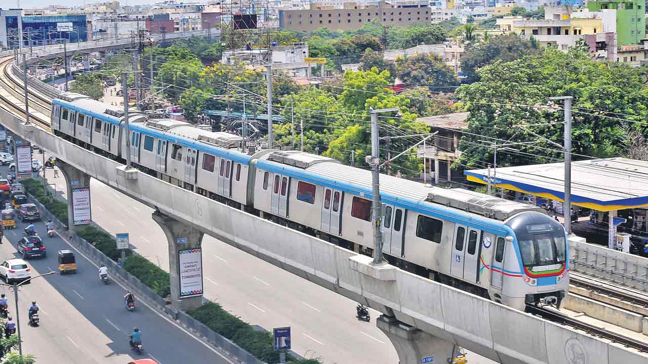 Hyderabad metro |  మెట్రో రైలు జర్నీని ఎంజాయ్‌ చేస్తున యువతరం.. 40 కోట్లు దాటిన ప్రయాణికులు