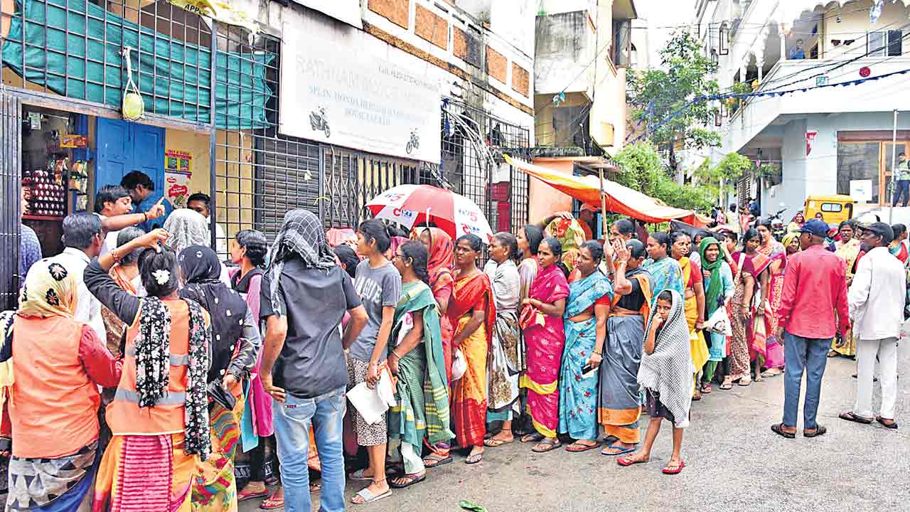 Tomato | కూతురు బర్త్‌ డే అని.. 4 క్వింటాళ్ల టమాట పంచిపెట్టిన తండ్రి