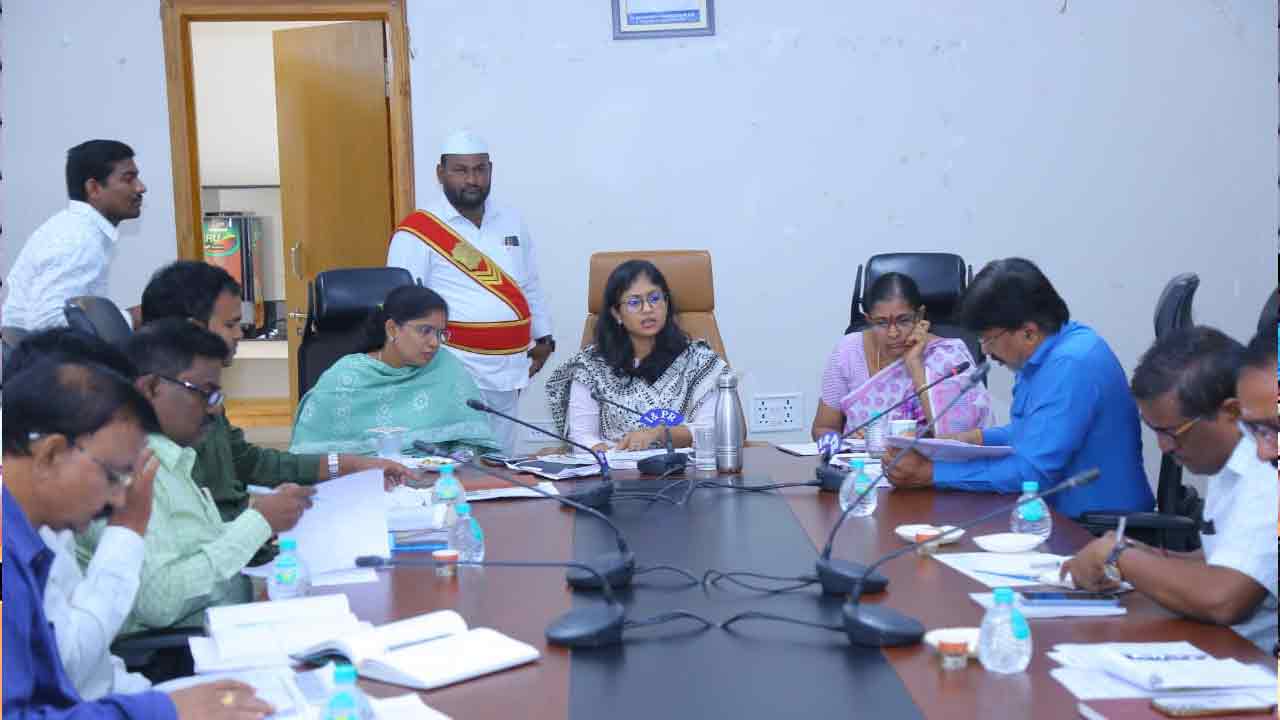 అభివృద్ధి పనుల్లో వేగం పెంచాలి