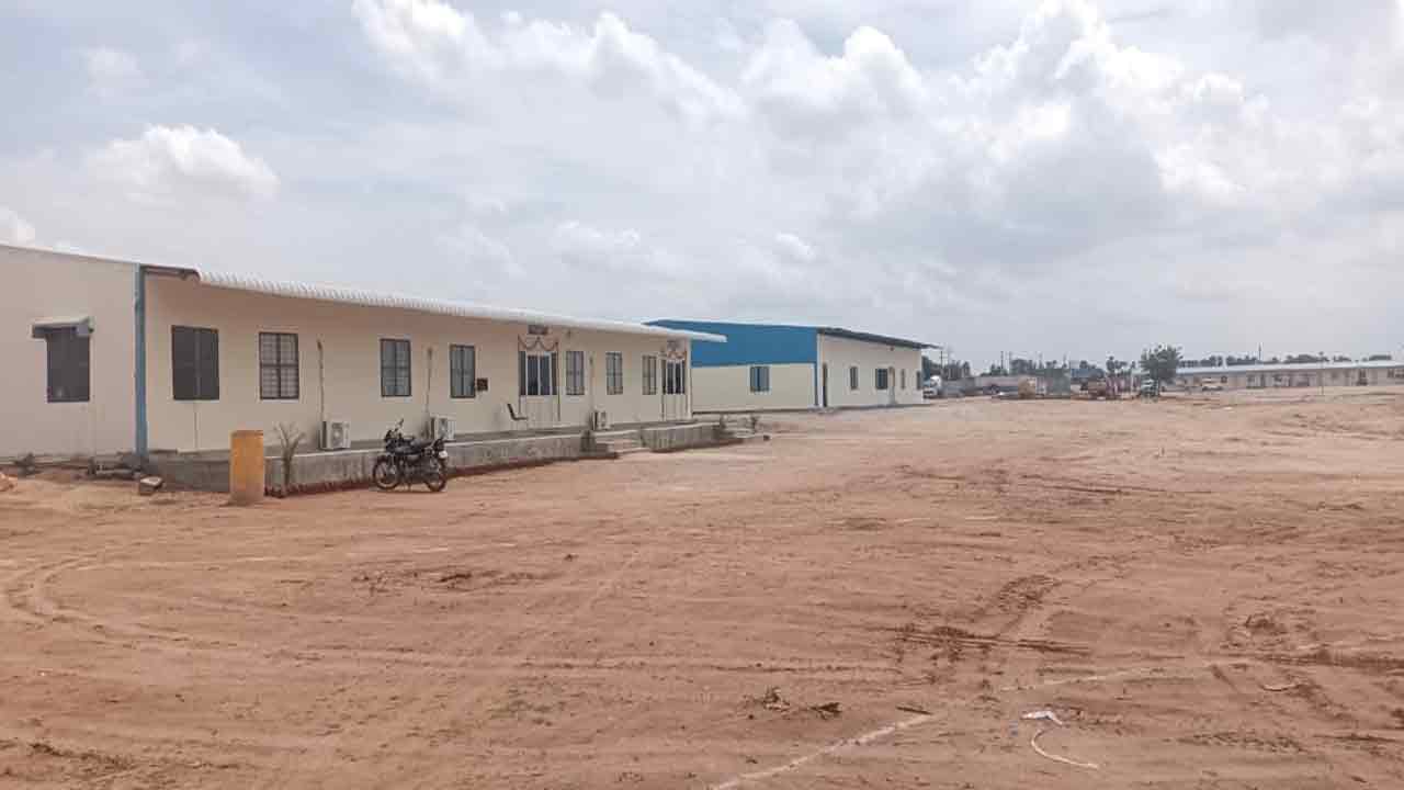 అటుదిక్కు కన్నెత్తి చూడలే..